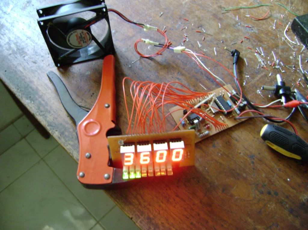 Home Made Digital Tachometer for my Car with Gear Shift Warning LED